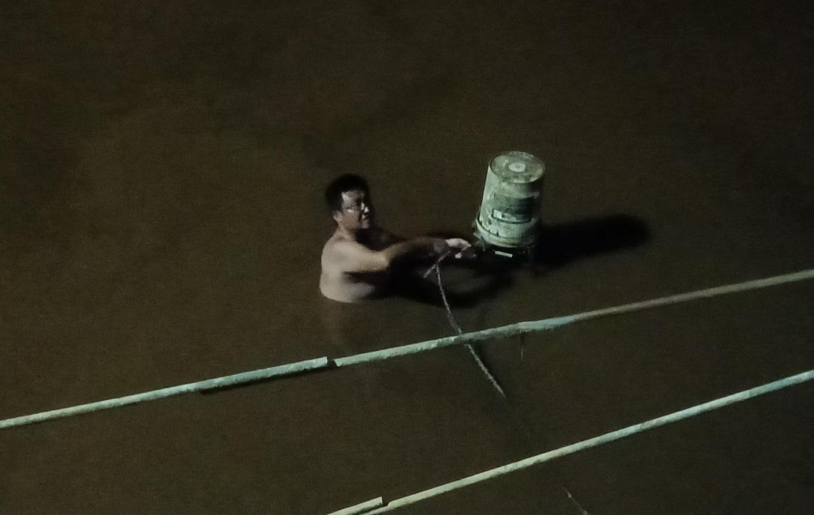 孟凡昌搶救泥漿泵電機(jī).jpg