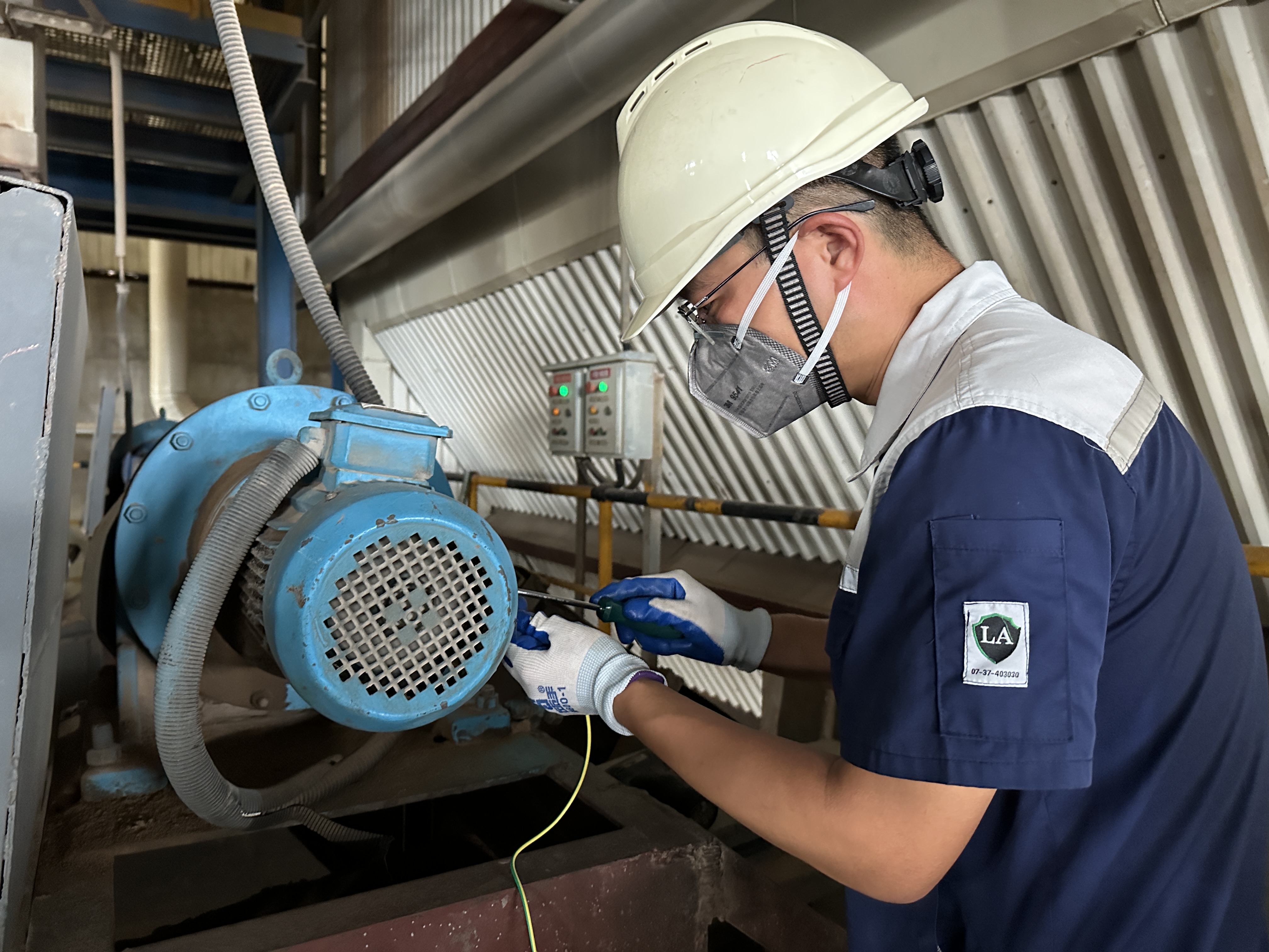 電氣專工王強在鍋爐車間水平煙道對電機外殼做接地措施.jpg