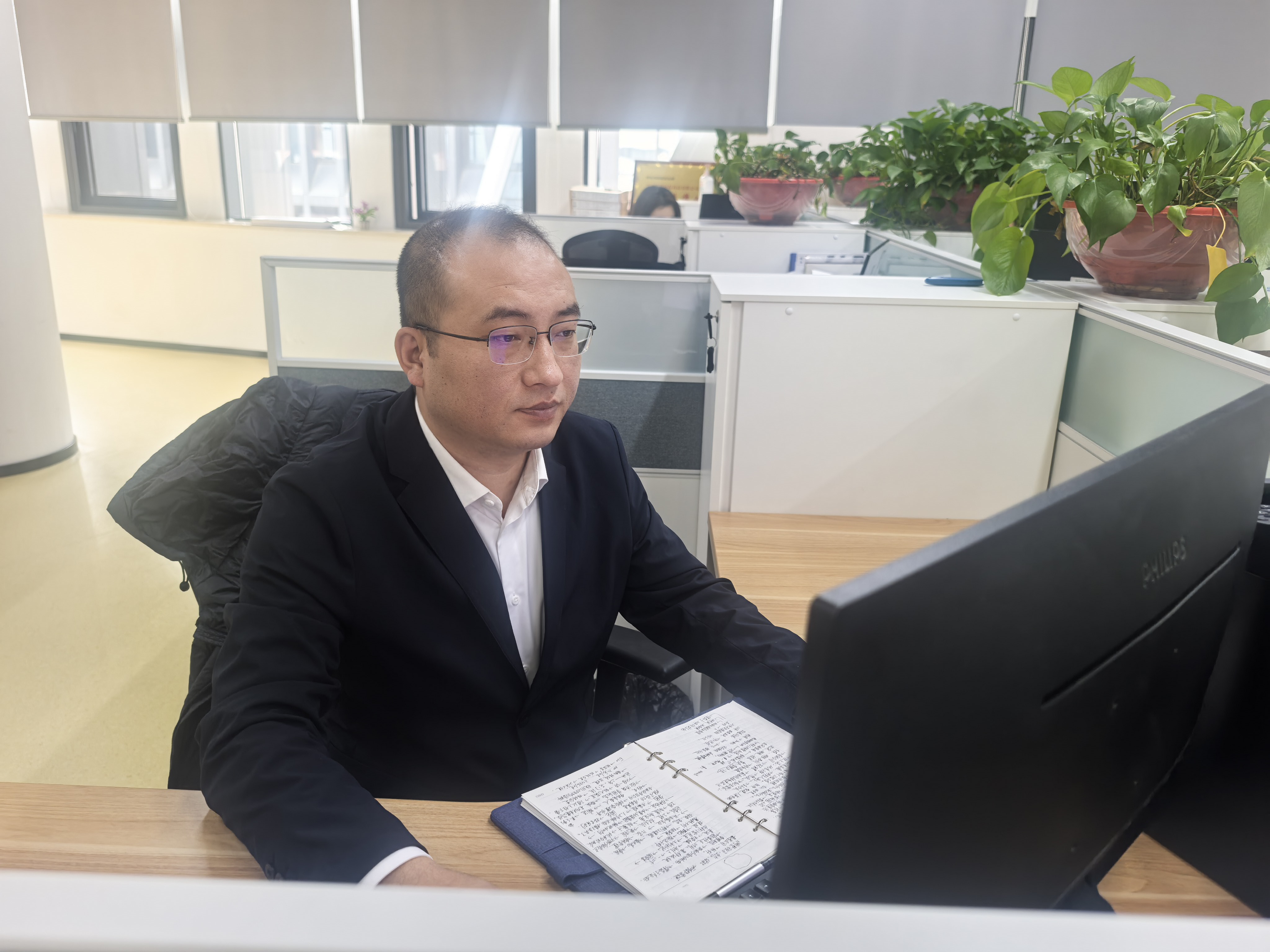 楊乾罡正在辦公工位處理日常工作.jpg